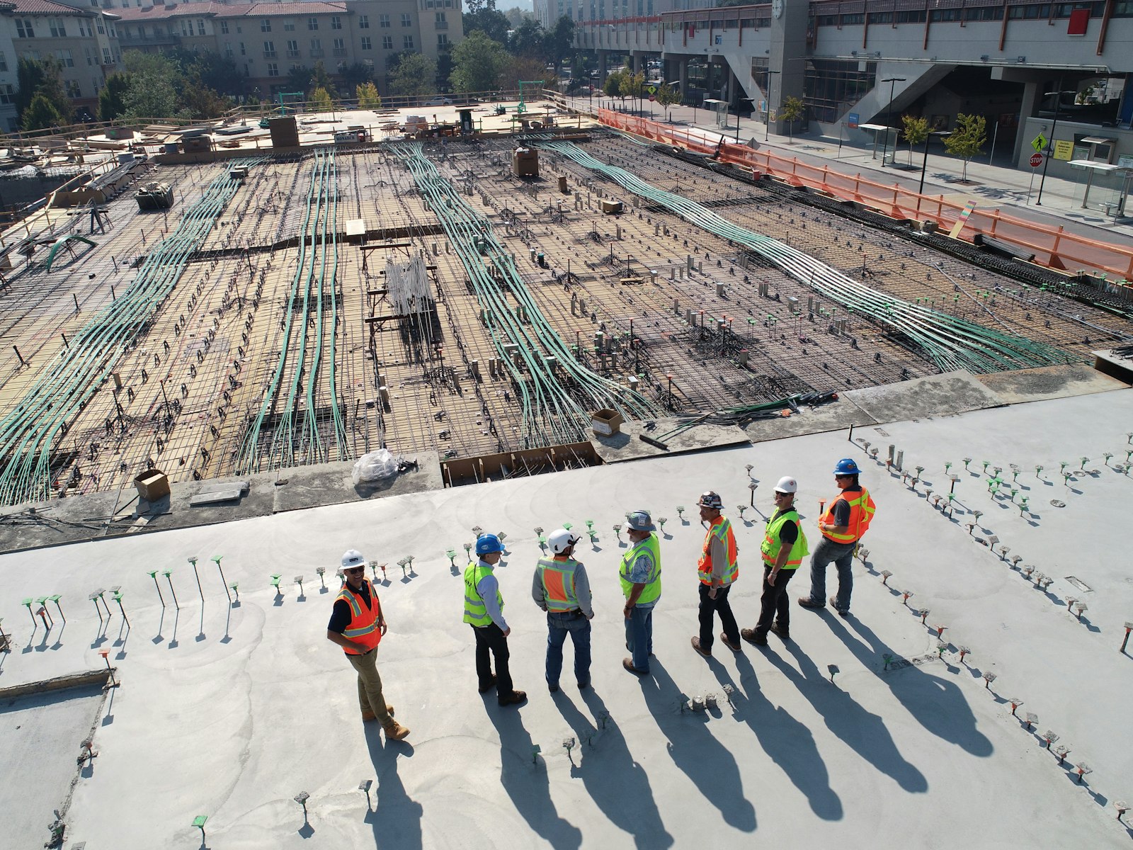 Instalaciones embebidas en un forjado de obra: bandejas, tuberías y pasos de instalaciones entre ferralla.