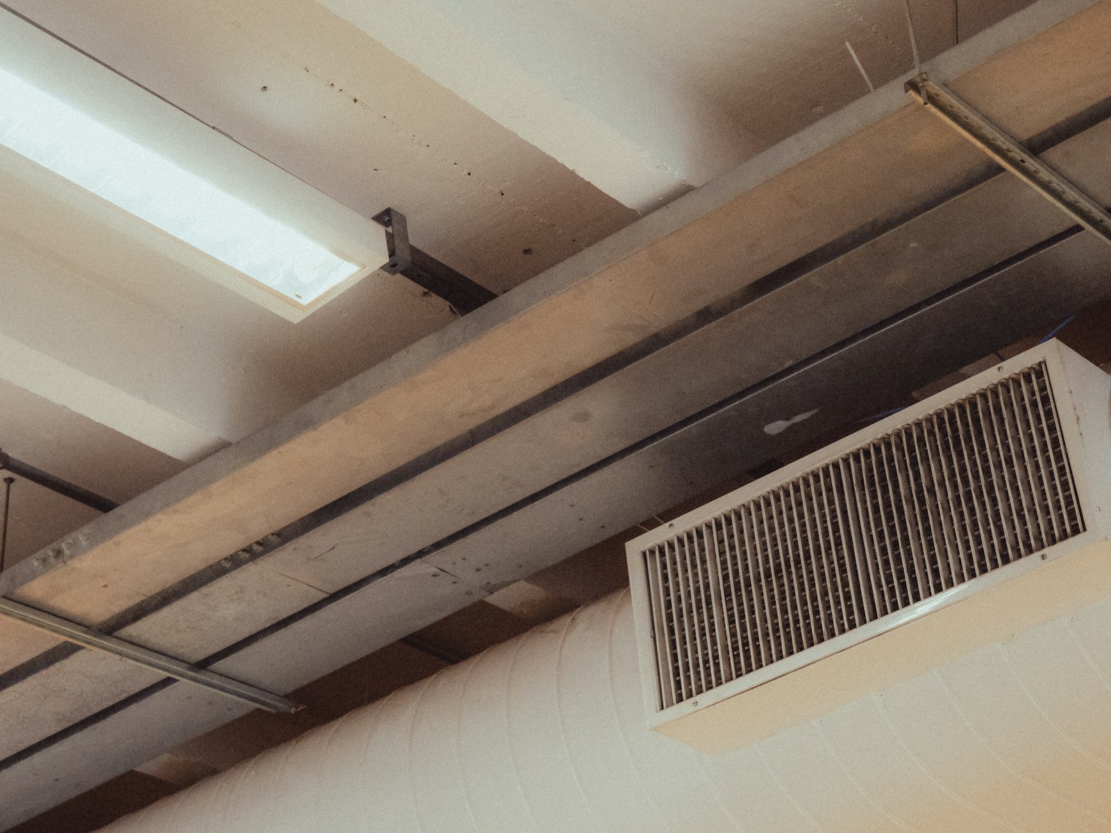 Techo técnico acabado con conducto de climatización, difusor de ventilación y bandejas de instalaciones.